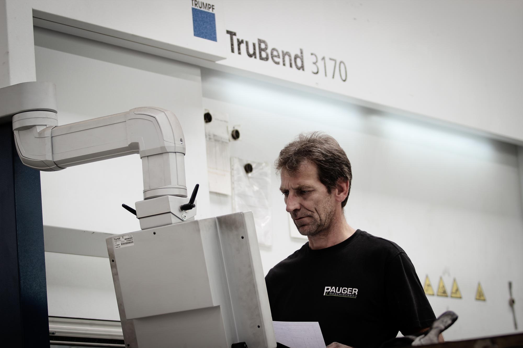 Mitarbeiter bei der Bedienung der Biegemaschine Trumpf Trubend 3170