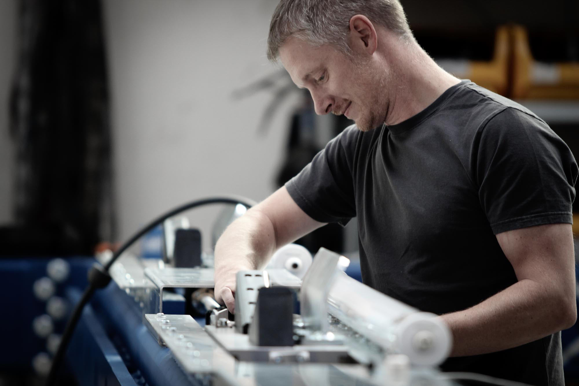 Mitarbeiters bei der elektrischen Verkabelung einer Konstruktion