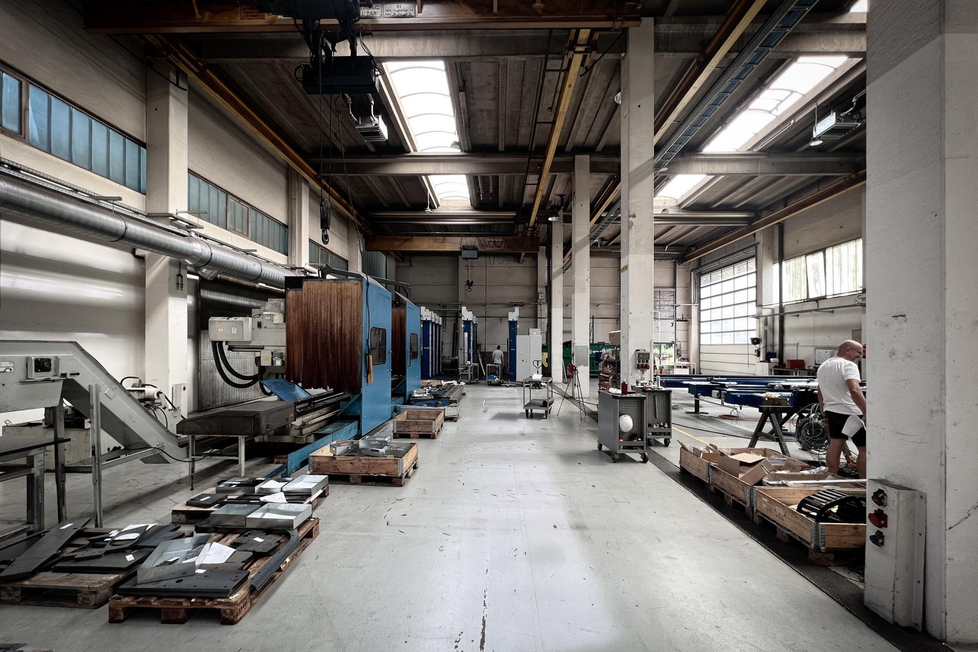 Produktionshalle der Pauger Maschinenbau GmbH mit verschiedenen Metallbau-Stationen