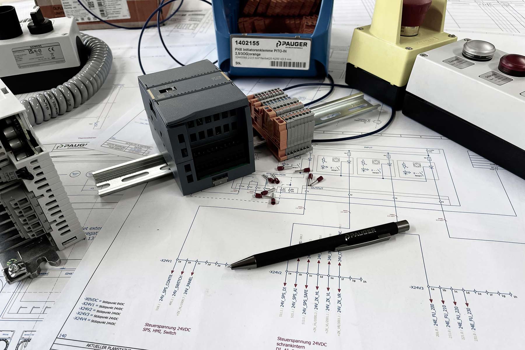 Eine Planzeichnung mit verschiedenen elektrischen Bauteilen